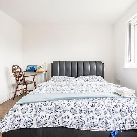 En-Suit Room With Free Dedicated Parking Manchester Exterior photo