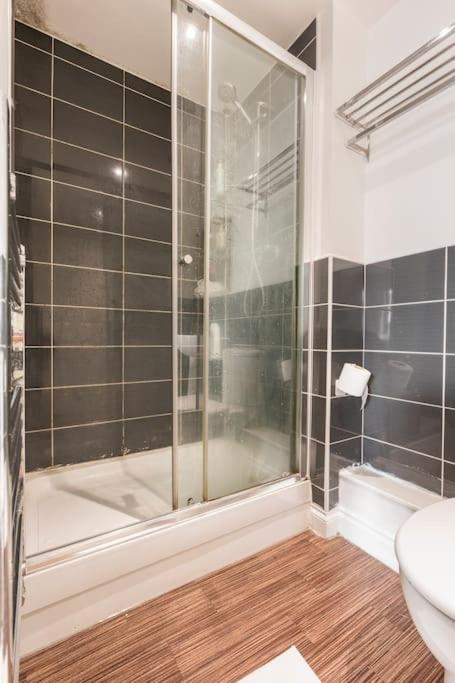 En-Suit Room With Free Dedicated Parking Manchester Exterior photo