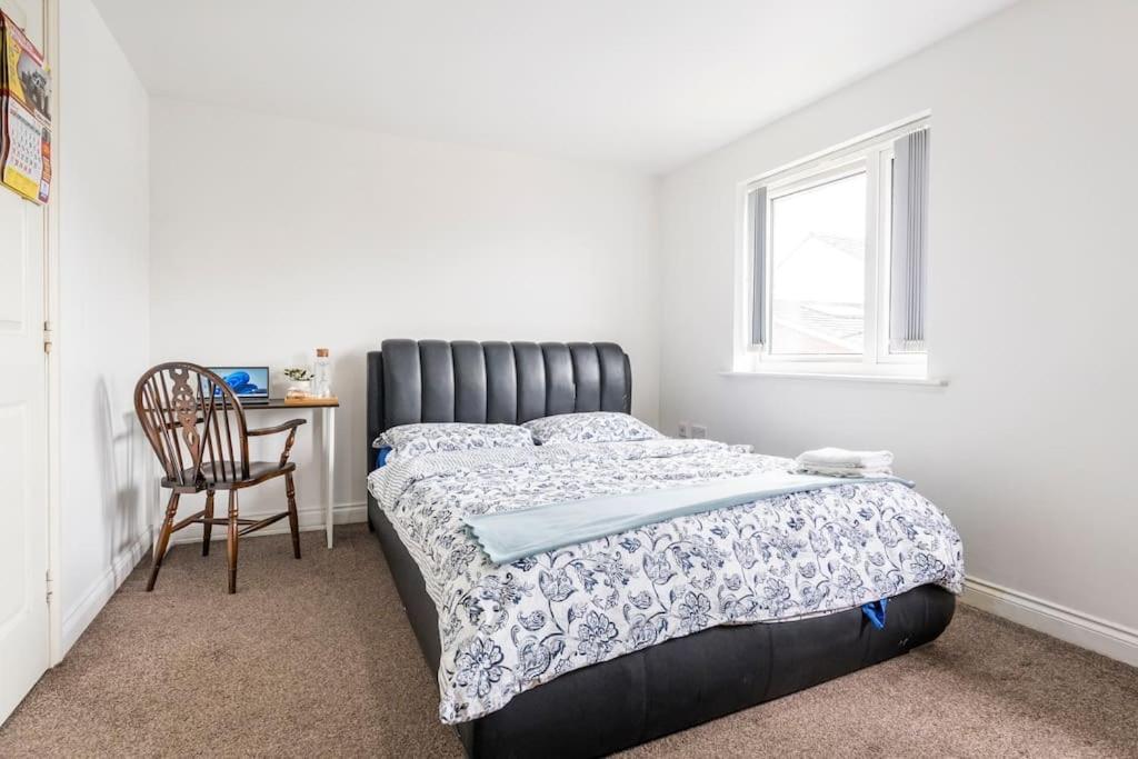 En-Suit Room With Free Dedicated Parking Manchester Exterior photo