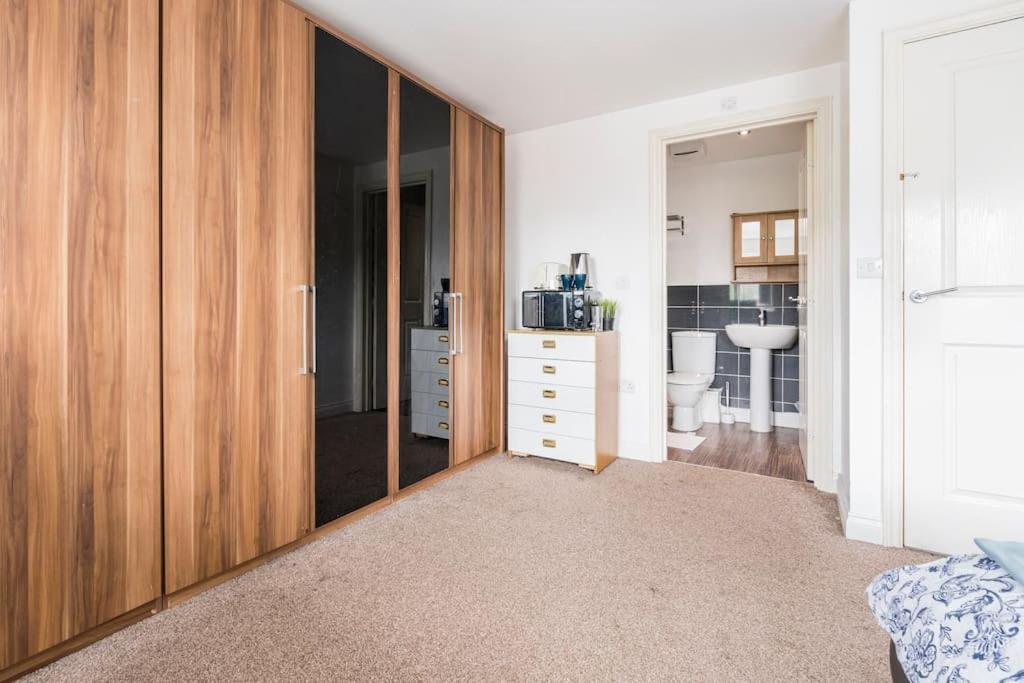 En-Suit Room With Free Dedicated Parking Manchester Exterior photo