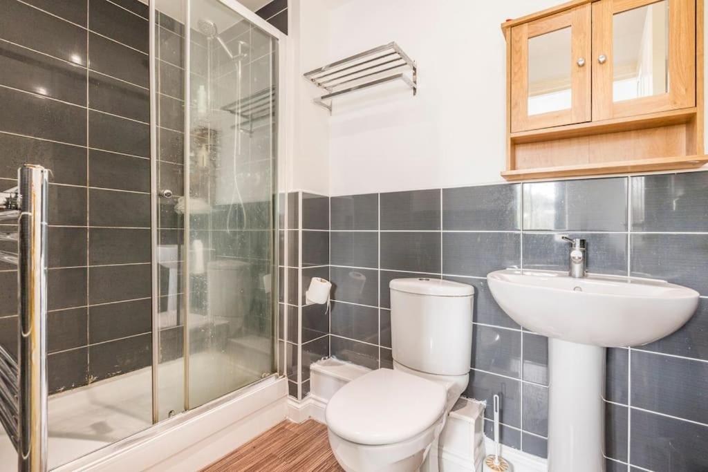 En-Suit Room With Free Dedicated Parking Manchester Exterior photo