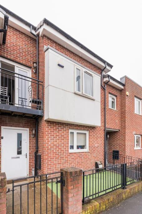 En-Suit Room With Free Dedicated Parking Manchester Exterior photo