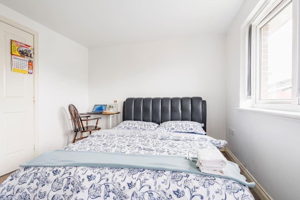 En-Suit Room With Free Dedicated Parking Manchester Exterior photo