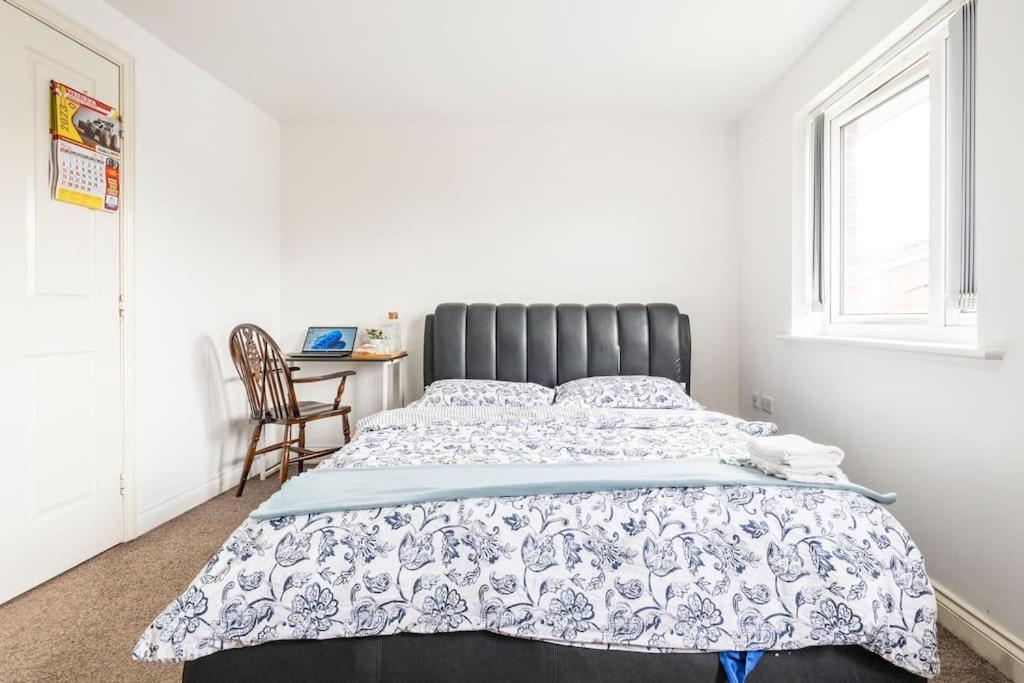 En-Suit Room With Free Dedicated Parking Manchester Exterior photo